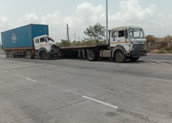 जेएनपीटी रस्त्यावर ट्रेलरला अपघात; चालक गंभीर जखमी