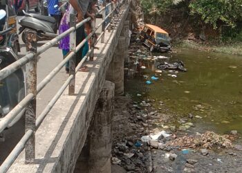 मॅजिक टॅक्सी उलटली नदी पात्रात; प्रवासी बालबाल बचावले