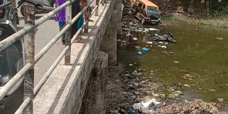 मॅजिक टॅक्सी उलटली नदी पात्रात; प्रवासी बालबाल बचावले