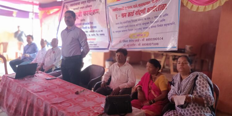 कडावमध्ये आदिवासी ईश्रमची नोंदणी
