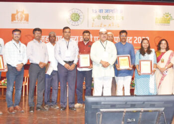 उत्कृष्ट पर्यटन केंद्र चालकांचा सत्कार