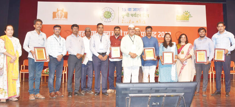 उत्कृष्ट पर्यटन केंद्र चालकांचा सत्कार