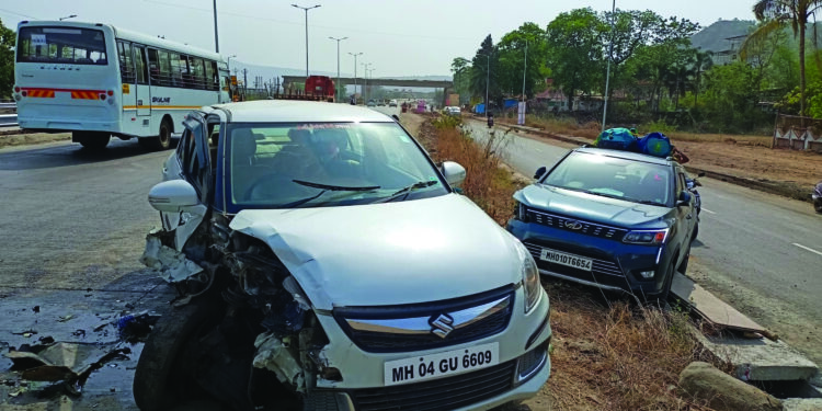 महाडमध्ये दोन कारचा अपघात; पाचजण जखमी