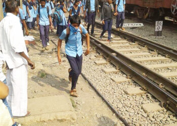 नेरळ रेल्वे स्थानकात बॅरिकेट लावा