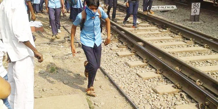 नेरळ रेल्वे स्थानकात बॅरिकेट लावा