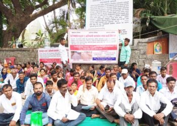बेडीसगावचे आदिवासी बांधव हक्काच्या रस्त्यापासून वंचित; जिल्हाधिकारी कार्यालयाबाहेर आमरण उपोषण