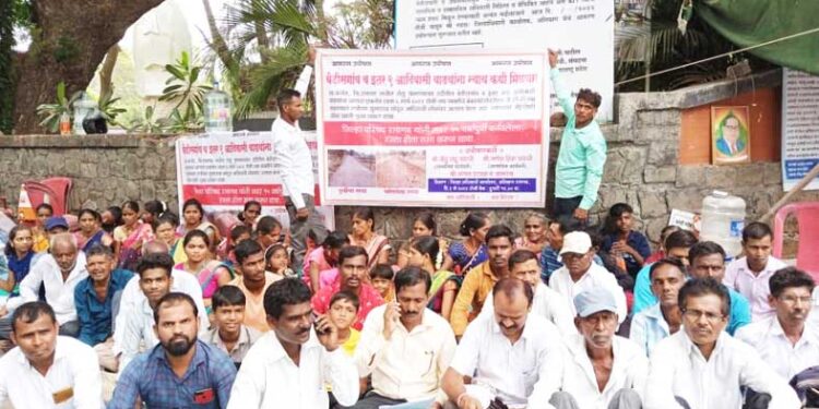 बेडीसगावचे आदिवासी बांधव हक्काच्या रस्त्यापासून वंचित; जिल्हाधिकारी कार्यालयाबाहेर आमरण उपोषण