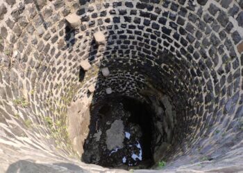 विहिरींनी तळ गाठला; ग्रामस्थ पाण्याच्या प्रतीक्षेत