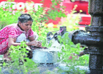 गळतीमुळे पाण्याचा अपव्यय; पनवेल-मुंब्रा महामार्गालगतच्या जलवाहिन्या जीर्ण