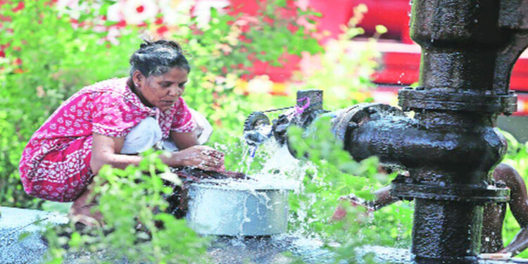 गळतीमुळे पाण्याचा अपव्यय; पनवेल-मुंब्रा महामार्गालगतच्या जलवाहिन्या जीर्ण