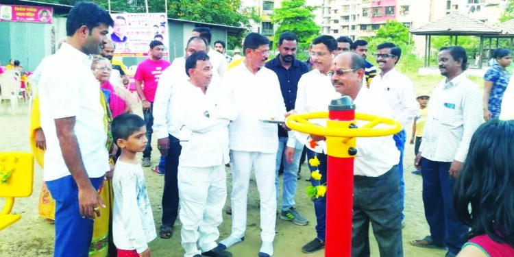 शंकर म्हात्रे यांच्या नगरसेवक निधीतुन ओपन जिमचे उदघाटन