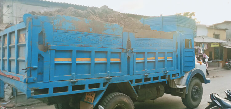 सरकारी सुट्टी अन् माती वाहतूक जोरात