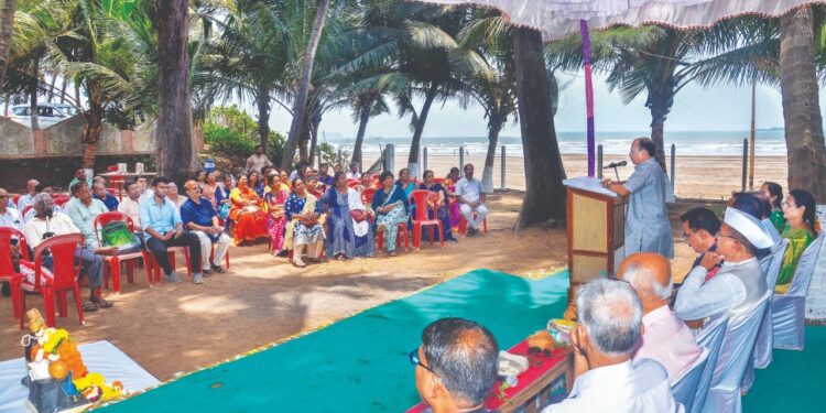 लाटांच्या कुशीत, वार्‍याच्या स्वरांत कवितेची गाज