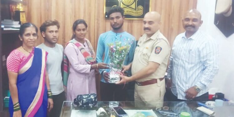 भंगार वेचणार्‍या युवकांचे माणुसकीचे दर्शन