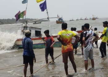 अलिबाग जेट्टीजवळ मासेमारी नौका बुडाली