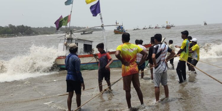 अलिबाग जेट्टीजवळ मासेमारी नौका बुडाली