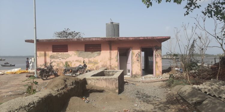मोरा जेट्टीच्या स्वच्छतागृहाची दुरवस्था