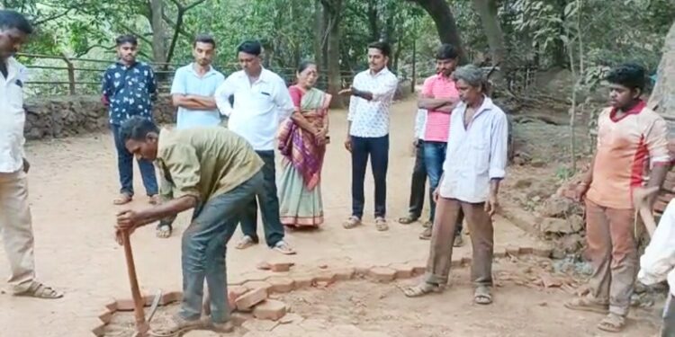 अखेर रस्त्याचे क्ले-पेव्हर काढले