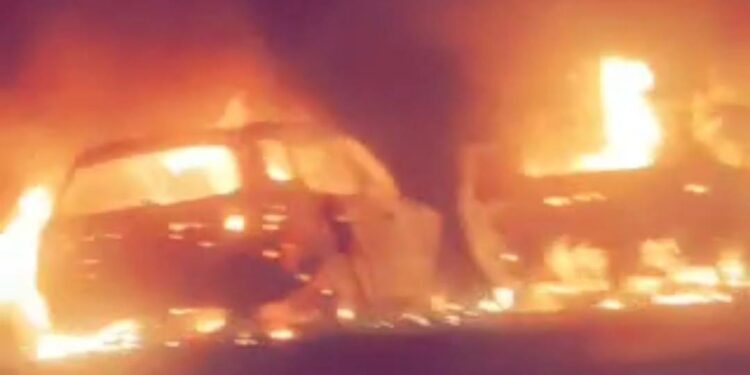 नागोठणेनजीक टँकरच्या धडकेने दोन वाहने पेटली