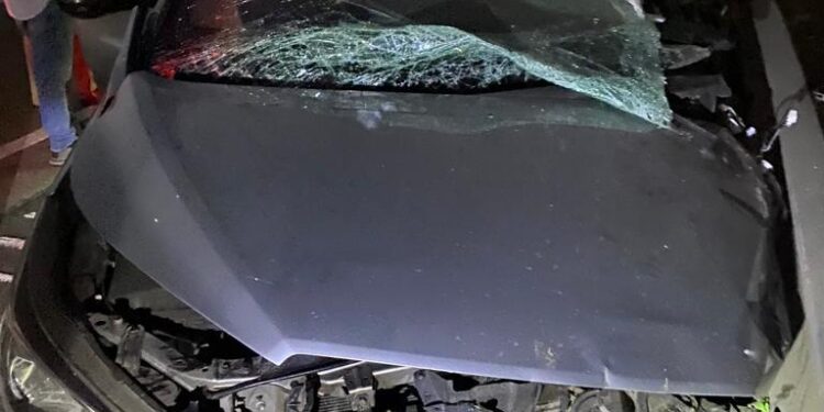 इनोव्हा व ट्रकच्या अपघातात दोन जखमी