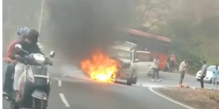 थरारक! एसटी चालकाचा प्रवाशांना घेऊन स्टंट; आगीजवळचा व्हिडीओ व्हायरल