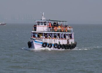 मांडवा येथे अजंठा लॉन्चमधून इसम पाण्यात पडला