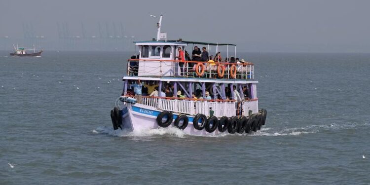 मांडवा येथे अजंठा लॉन्चमधून इसम पाण्यात पडला