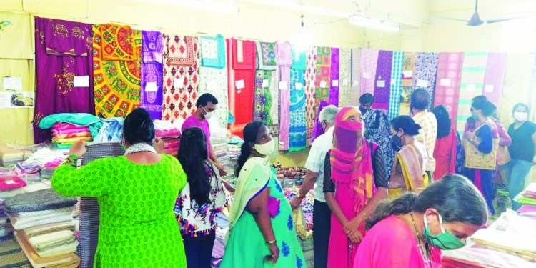 हातमाग कापड प्रदर्शन-विक्रीला प्रतिसाद