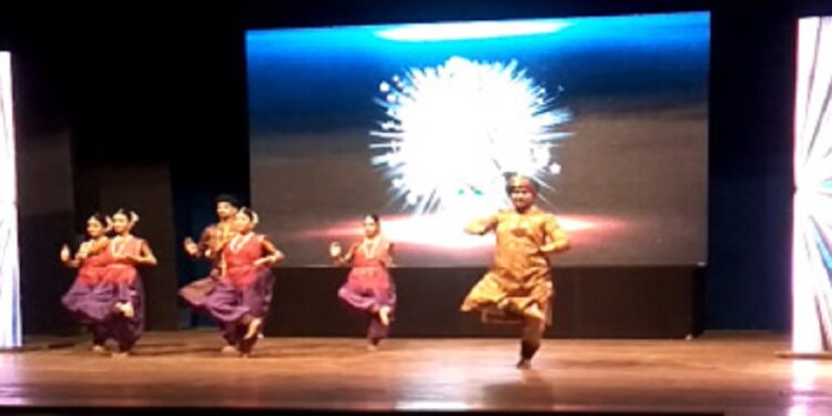 सावित्रीच्या लेकी चालल्या पुढे! कार्यक्रमात कलाकृती सादर करताना अमोल कापसे…पहा संपूर्ण व्हिडिओ