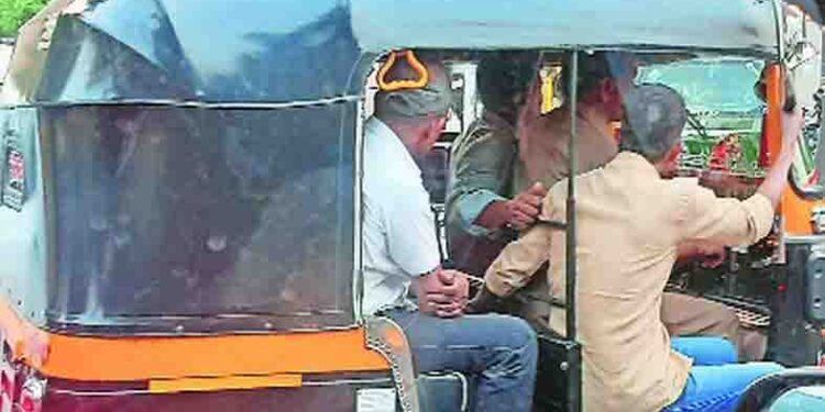 नियमापेक्षा अधिक प्रवासी वाहतूक