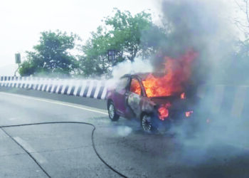 एक्सप्रेसवेवर स्विफ्ट कारला आग; कारमधील लहान बाळासह, प्रवाशी सुखरूप