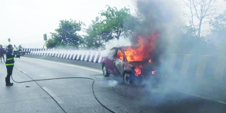 एक्सप्रेसवेवर स्विफ्ट कारला आग; कारमधील लहान बाळासह, प्रवाशी सुखरूप