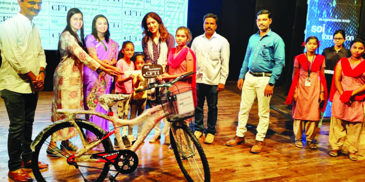 सायकलींमुळे मुलींच्या शिक्षणाला गती