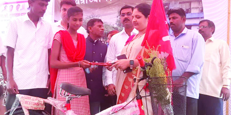 वाणदे येथे सायकलींचे वाटप; चित्रलेखा पाटील यांचे सहकार्य