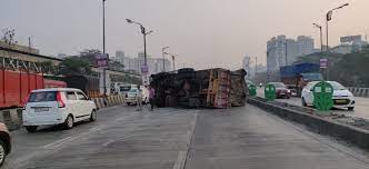 सायन-पनवेल महामार्गावर ट्रक उलटला; वाहतूक कोंडीने चक्काजाम