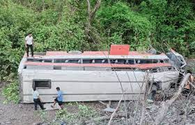 मद्यधुंद चालकामुळे प्रवाशांचा जीव टांगणीला! एसटी बस दरीत कोसळून 15 प्रवासी जखमी