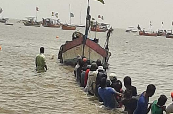 उधाणाच्या लाटांचा तडाखा; मांडवा जेट्टी येथे मच्छिमार बोट बुडाली