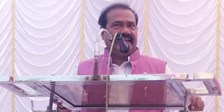 अंतुलेंमुळे मोठे झालेले आता डोक्यावर बसलेत