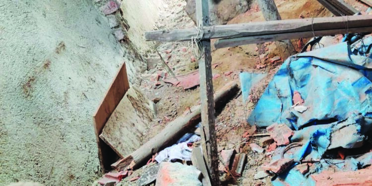 द्रुतगती महामार्गावर भूसुरुंगाच्या स्फोटाने घरांना तडे