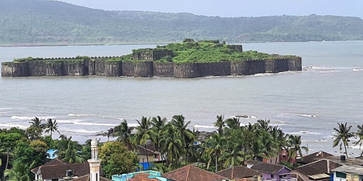 जंजिरा बंद झाल्याने पर्यटकांची निराशा