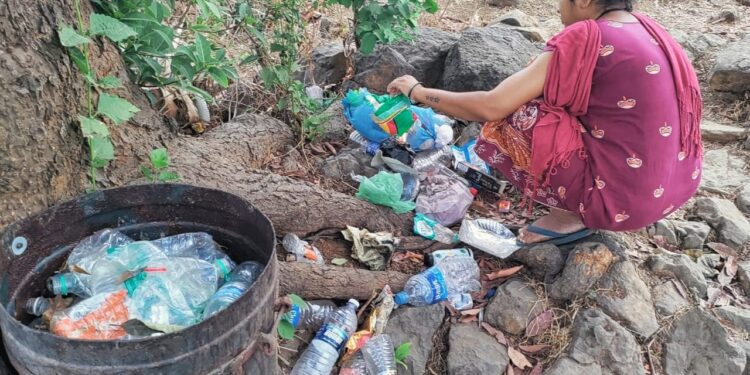 सरसगडावरील प्लास्टिक कचरा हद्दपार; देऊळवाडा येथील गोळे दाम्पत्याचा विधायक उपक्रम