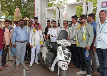 आंबेडकर यांच्या वाढदिवसानिमित्त 100 रुपयांचे  पेट्रोल मोफत