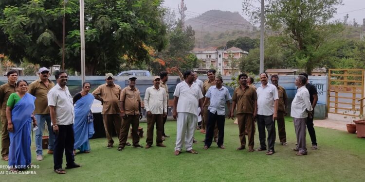 नगरपरिषदेतील कर्मचार्‍यांचा काम बंद इशारा