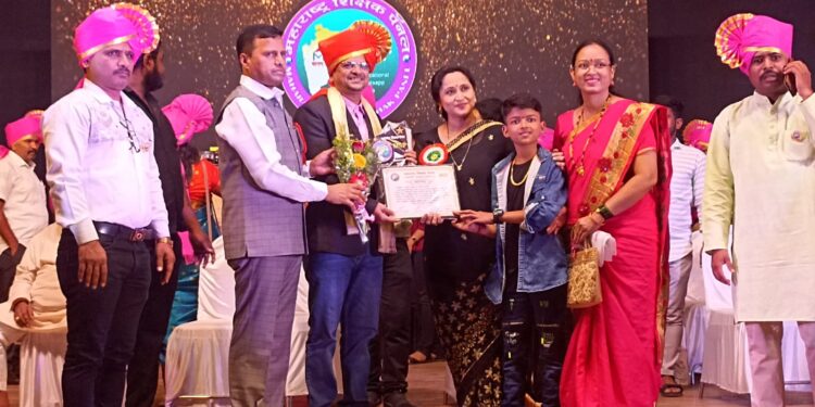 मनोज पाटील यांना आदर्श शिक्षक पुरस्कार