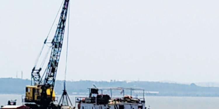 मोरा बंदर घेणार मोकळा श्‍वास; गाळ काढण्याच्या कामाला सुरुवात