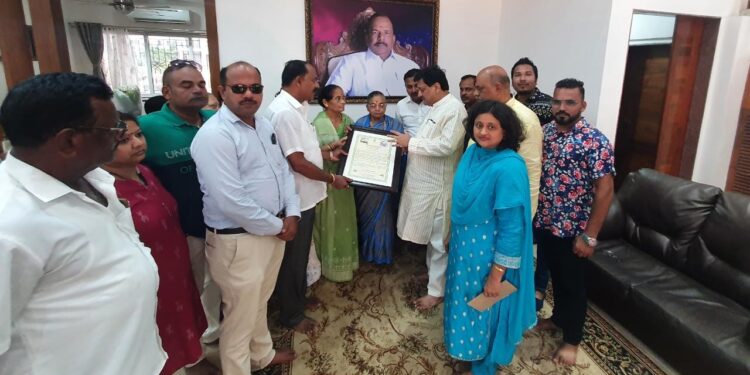 बांधकाम मंत्री अशोक चव्हाण यांनी सुपूर्द केले स्व.मधूशेठ ठाकूर यांचा गौरव करणारे स्मृतिपत्र