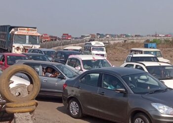 पर्यटकांना वाहतूक कोंडीचा फटका; महामार्गावर लांबच लांब रांगा