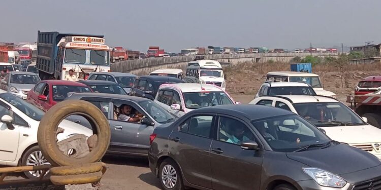 पर्यटकांना वाहतूक कोंडीचा फटका; महामार्गावर लांबच लांब रांगा