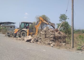 पालीचे दगडी प्रवेशद्वार; जमीनदोस्त नागरिकांचे डोळे पाणावले