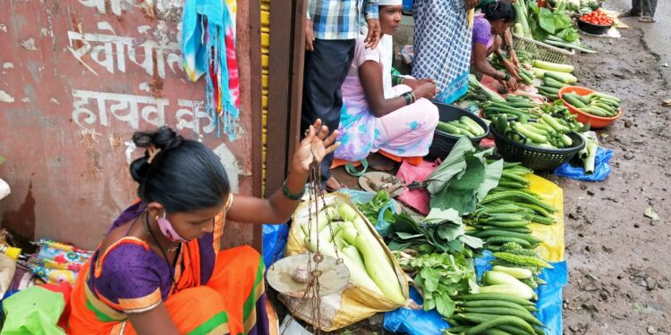 भाजीमार्केटसाठी हक्काची जागा द्या; रस्त्यावर बसणार्‍या विकेत्यांची मागणी